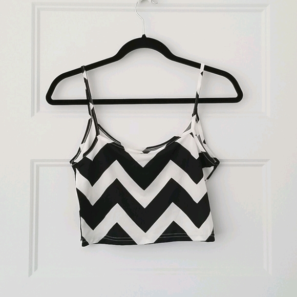 Cropped Black & White Chevron Tank Top - Picture 2 of 4